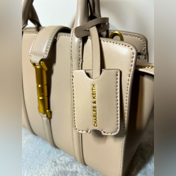 Charles and Keith Large Cesia Metallic Accent Tote Bag - Taupe NWOT - Picture 7 of 12